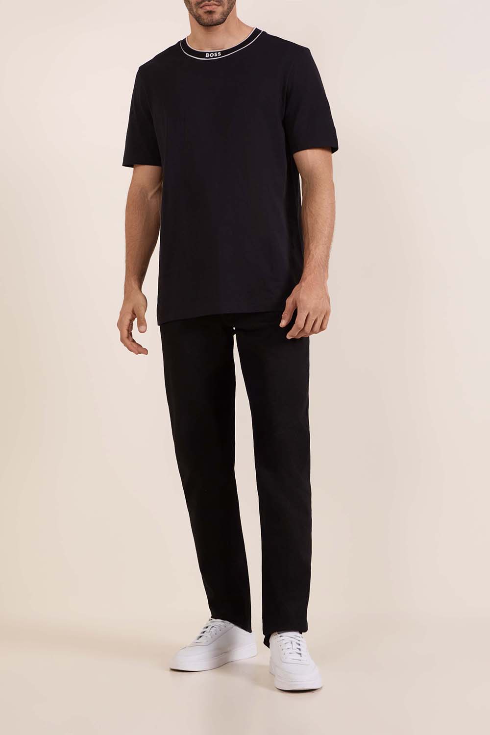 תמונת כל הלוק של חולצת טי